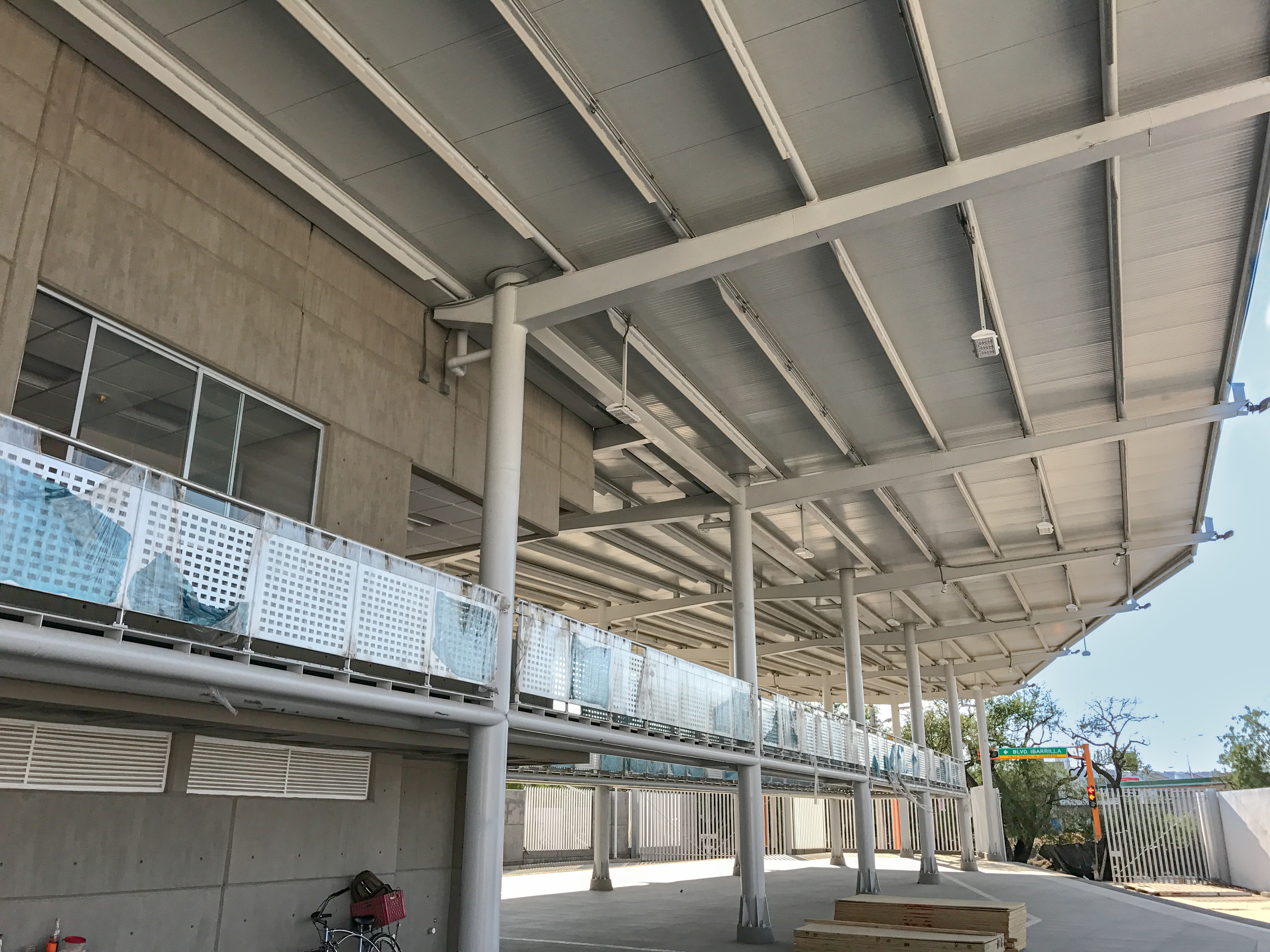 Vista interior de estructura SIT con cubierta metálica y espacio libre de columnas, Fer Et Ciment Guanajuato